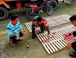 Jelang Lomba 17 Agustus Bhabinkamtibmas Bantu Warga Mengecat Pagar