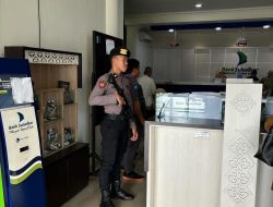 Jaga di Bank BPD Sulselbar, Personil Satsamapta Polres Bone Tingkatkan Pengamanan