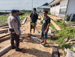 Aparat Satpolairud Polres Bone Sambangi Pembuat Kapal Di PPI Lonrae Dan Selipkan Himbauan Kamtibmas