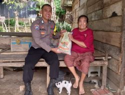 Personil Polsek Mare Polres Bone, Menyalurkan Bantuan Sembako Kepada Warga Kurang Mampu