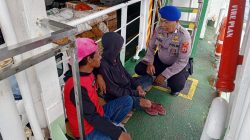 Satpolairud Polres Bone Sambangi Penumpang Ferry