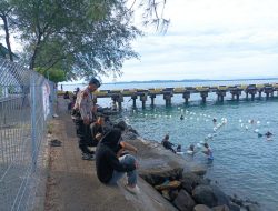Akhir Pekan, Personel Satpolairud Polres Bone Lakukan Pengamanan dan Pengawasan Diarea Renang Bajoe