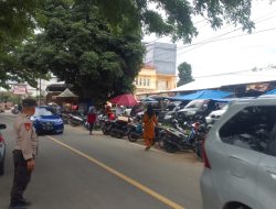 Bhabinkamtibmas Polsek Salomekko Aiptu Efendi Melaksanakan Pengaturan Lalu Lintas di Sekitaran Pasar