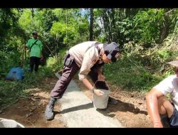 Bhabinkamtibmas Polsek Ponre Aipda Andi Ikbal Rosani Gotong Royong Bersama Warga Benahi Jalan Tani