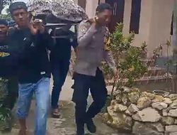 Penuh Dedikasi, Bhabinkamtibmas Polsek Tanete Riattang Bantu Usung Jenazah Warga Binaannya