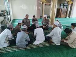 Sapa Jamaah Masjid Lalitul Qadar, Anggota Sat Binmas Polres Bone Saamapiaikan Ini