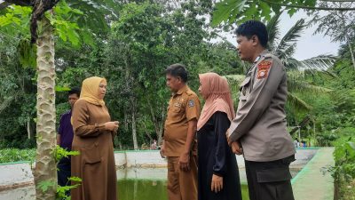 Bhabinkamtibmas Polsek Barebbo Lakukan Pendampingan Peninjauan Lokasi Kolam Ikan Nila di Desa Lampoko