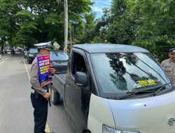 Sebar Brosur Operasi Keselamatan, Polantas Bone Ajak Masyarakat Tertib Berlalulintas