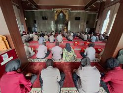 Satbinmas Polres Bone Ikuti Binrohtal di Masjid Qadrul Islam, Ustadz Muhammad Asriady: Dua Hal Utama Dalam Kehidupan