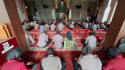 Satbinmas Polres Bone Ikuti Binrohtal di Masjid Qadrul Islam, Ustadz Muhammad Asriady: Dua Hal Utama Dalam Kehidupan