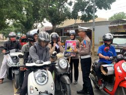Ops Keselamatan Hari Ke-11, Satlantas Polres Bone Bagikan Brosur dan Stiker Imbauan ke Pengendara