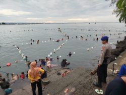 Satpolairud Polres Bone Lakukan Pengamanan dan Pengawasan Aktivitas Renang di Pelabuhan Rakyat Bajoe
