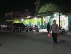 Berikan Rasa Aman Pada Saat Sholat Tarawih, Personel Polsek Barebbo Laksanakan Pengamanan di Masjid