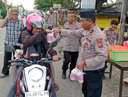 Meraih Berkah Ramadhan, Polsek Ajangale Bagi Takjil di Depan Mako