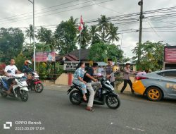 Berbagi Takjil kepada Masyarakat, Kapolsek Cina: Berbagi Kebahagiaan di Bulan Ramadhan
