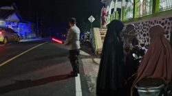 Pastikan Aman dan Kondusif, Personel Polsek Salomekko Laksanakan Pengamanan Tarawih