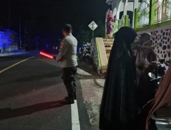 Pastikan Aman dan Kondusif, Personel Polsek Salomekko Laksanakan Pengamanan Tarawih