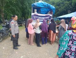 Pasar Murah di Desa Binaan, Bhabinkamtibmas Polsek Libureng Hadir Berikan Rasa Aman