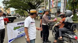 Gandeng Komunitas Mobil, Satlantas Polres Bone Bagi Takjil ke Pengguna Jalan