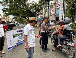 Gandeng Komunitas Mobil, Satlantas Polres Bone Bagi Takjil ke Pengguna Jalan