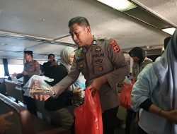 Raih Keberkahan Ramadhan, Polsek Pelabuhan Bajoe Berbagi Makanan Berbuka Kepada Penumpang Kapal