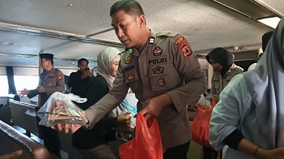 Raih Keberkahan Ramadhan, Polsek Pelabuhan Bajoe Berbagi Makanan Berbuka Kepada Penumpang Kapal