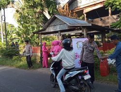 Personel Polsek Awangpone dan Bhayangkari Berbagi Takjil kepada Pengendara