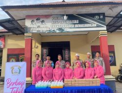 Personel Polsek Patimpeng Bersama Bhayangkari Ranting Patimpeng Berbagi Takjil dengan Masyarakat