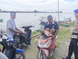 Sambang Pesisir, Anggota Satpolairud Polres Bone Ajak Masyarakat Jaga Kamtibmas