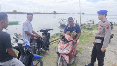 Sambang Pesisir, Anggota Satpolairud Polres Bone Ajak Masyarakat Jaga Kamtibmas