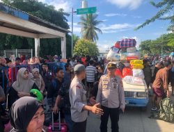 Puncak Arus Balik, Kapolsek Pantau Langsung Situasi Penumpang di Dermaga Pelabuhan Bajoe