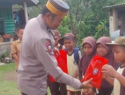Peduli Pendidikan, Bhabinlamtibmas Polsek Ponre Bagikan Alat Tulis kepada Siswa Sekolah Dasar di Desa Binaan