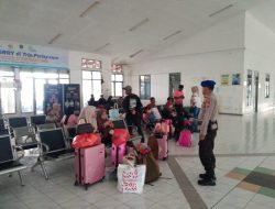 Personel Satpolairud Polres Bone Temui Penumpang Kapal Ferry, Ini Himbauan yang Disampaikan