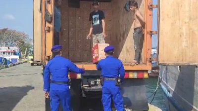 Ada Apa?, Aparat Kepolisian dari Satpolairud Polres Bone Lakukan Pemeriksaan di Dermaga Pelabuhan Rakyat Bajoe