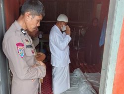 Peduli Warga Binaan, Bhabinkamtibmas Kelurahan Bajoe Melayat dan Ikut Menshalatkan Jenazah