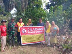 Peduli Lingkungan, Bhabinkamtibmas dan Pemerintah Kelurahan Lakukan Aksi Bersih-Bersih