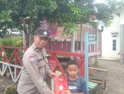 Bhabinlamtibmas Polsek Ponre Bagikan Alat Tulis kepada Anak-Anak di Desa Binaannya Sebagai Sarana Kontak