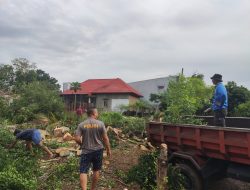Personel dan Masyarakat Lakukan Pembersihan Lahan untuk Pembangunan Asrama Polisi di Polsek Salomekko