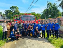 Gerak Cepat Bhabinkamtibmas Bersama Damkar Tanggap Kebakaran Rumah di Wilayah Binaan
