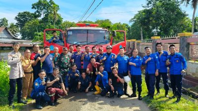 Gerak Cepat Bhabinkamtibmas Bersama Damkar Tanggap Kebakaran Rumah di Wilayah Binaan