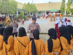 AIPTU Muhammad Anas, S.Pd.I Berikan Arahan kepada Mahasiswa KKN di SD Inpres 6/75 Manurunge