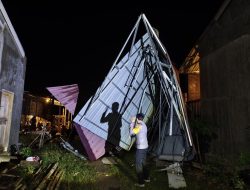 Lima Rumah Rusak Diterjang Angin Puting Beliung, Bhabinkamtibmas Sigap ke Lokasi