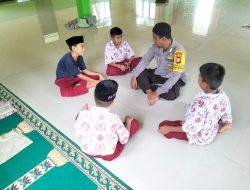 Polisi Sahabat Anak, Bhabinkamtibmas Bripka Ilyas Ajak Anak Bincang Santai Usai Sholat