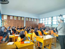 Kanit Bintibsos Sat Binmas Polres Bone Isi Materi Latihan Dasar Kepemimpinan di SMPN 4 Watampone