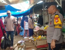 Tingkatkan Kewaspadaan di Titik Keramaian, Personel Polsek Salomekko Laksanakan Patroli di Pasar