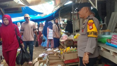 Tingkatkan Kewaspadaan di Titik Keramaian, Personel Polsek Salomekko Laksanakan Patroli di Pasar