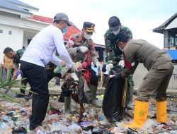 Kapolres Bone dan Ratusan Personel Turut Sukseskan Kerja Bakti 3000 Kantong Sampah di Wiring Tasi