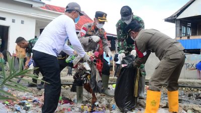 Kapolres Bone dan Ratusan Personel Turut Sukseskan Kerja Bakti 3000 Kantong Sampah di Wiring Tasi