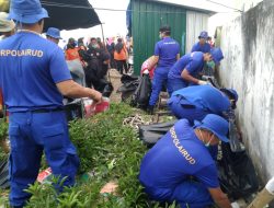 Personel Satpolairud Polres Bone Ikut Andil Dalam Kegiatan Kerja Bakti Aksi 3000 Kantong Sampah