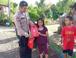 Bhabinkamtibmas Polsek Ponre Sapa Sobat Muda dengan Alat Tulis di Desa Binaannya!
